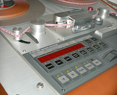 Tonstudio Soundcheck in Bachenbülach ist Ihr Musikstudio für professionelle Sängerinnen, Sänger und Bands, sowie für Hobby Musikerinnen und Musiker, welche gerne Ihre eigene CD aufnehmen möchten. Schenken Sie ihren Liebsten Freude mit Ihrer eigenen CD. Wir sind ihr top Tonstudio für die Region Zürich, Aargau und Schaffhausen.