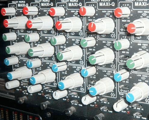 Tonstudio Soundcheck in Bachenbülach ist Ihr Musikstudio für professionelle Sängerinnen, Sänger und Bands, sowie für Hobby Musikerinnen und Musiker, welche gerne Ihre eigene CD aufnehmen möchten. Schenken Sie ihren Liebsten Freude mit Ihrer eigenen CD. Wir sind ihr top Tonstudio für die Region Zürich, Aargau und Schaffhausen.