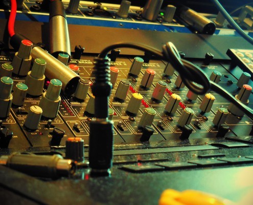 Tonstudio Soundcheck in Bachenbülach ist Ihr Musikstudio für professionelle Sängerinnen, Sänger und Bands, sowie für Hobby Musikerinnen und Musiker Tonstudio Soundcheck in Bachenbülach ist Ihr Musikstudio für professionelle Sängerinnen, Sänger und Bands, sowie für Hobby Musikerinnen und Musiker, welche gerne Ihre eigene CD aufnehmen möchten. Schenken Sie ihren Liebsten Freude mit Ihrer eigenen CD. Wir sind ihr top Tonstudio für die Region Zürich, Aargau und Schaffhausen.