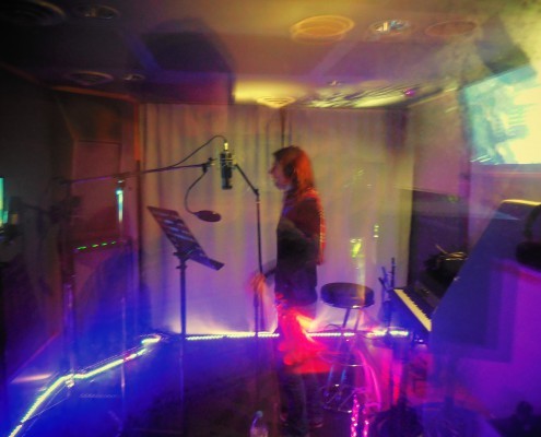 Tonstudio Soundcheck in Bachenbülach ist Ihr Musikstudio für professionelle Sängerinnen, Sänger und Bands, sowie für Hobby Musikerinnen und Musiker Tonstudio Soundcheck in Bachenbülach ist Ihr Musikstudio für professionelle Sängerinnen, Sänger und Bands, sowie für Hobby Musikerinnen und Musiker, welche gerne Ihre eigene CD aufnehmen möchten. Schenken Sie ihren Liebsten Freude mit Ihrer eigenen CD. Wir sind ihr top Tonstudio für die Region Zürich, Aargau und Schaffhausen.