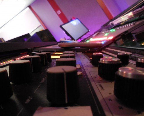 Tonstudio Soundcheck in Bachenbülach ist Ihr Musikstudio für professionelle Sängerinnen, Sänger und Bands, sowie für Hobby Musikerinnen und Musiker Tonstudio Soundcheck in Bachenbülach ist Ihr Musikstudio für professionelle Sängerinnen, Sänger und Bands, sowie für Hobby Musikerinnen und Musiker, welche gerne Ihre eigene CD aufnehmen möchten. Schenken Sie ihren Liebsten Freude mit Ihrer eigenen CD. Wir sind ihr top Tonstudio für die Region Zürich, Aargau und Schaffhausen.